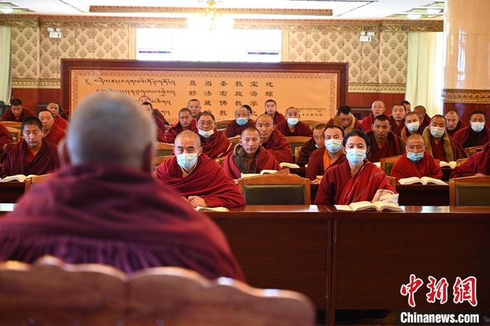 3月23日，記者走進位於(yu) 拉薩的西藏佛學院，探訪宗教學府的新學期。圖為(wei) 佛學院學員正在上課。<a target='_blank' href='https://www.chinanews.com/'></p><p  align=