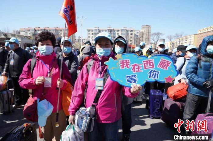 哈鐵開行黑龍江省首趟“龍藏號”旅遊專(zhuan) 列