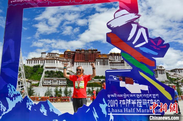 資料圖為(wei) 2019年8月18日，拉薩舉(ju) 行半程馬拉鬆賽。　江飛波 攝