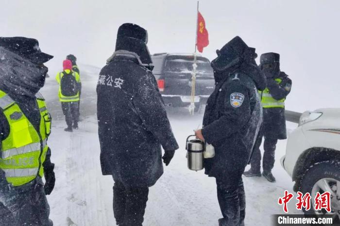 強降雪後，西藏安多縣警方在國道109線唐古拉山段開展除雪保通工作。　安多縣公安局 供圖 攝