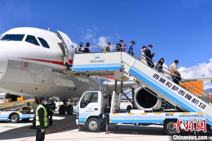 西藏拉薩貢嘎機場10個(ge) 新機位及新貨站陸續啟用