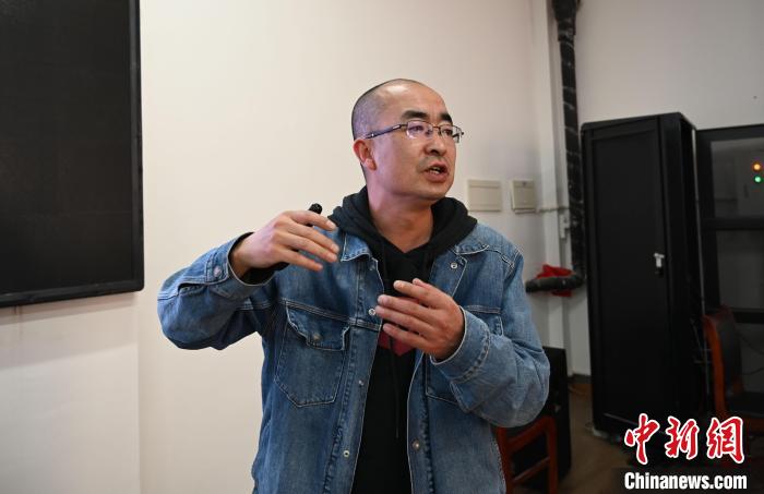圖為(wei) 西藏大學教授寧長春授課宣講。