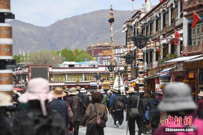 資料圖：拉薩八廓街上的市民、遊客。 <a target='_blank' href='https://www.chinanews.com/'><p  align=