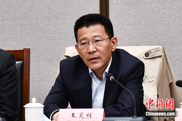 5月16日，由中國社會(hui) 科學院西藏智庫、中國社會(hui) 科學院民族學與(yu) 人類學研究所主辦的第五屆西藏智庫國際論壇在北京舉(ju) 行。中國社會(hui) 科學院副院長王靈桂在致辭中表示，今年是西藏和平解放70周年，西藏人民團結奮鬥，把貧窮落後的舊西藏建設成經濟發展、文化繁榮、社會(hui) 進步、環境良好、生活幸福的社會(hui) 主義(yi) 新西藏，西藏曆史上第一次徹底消滅了絕對貧困，同全國人民一起，西藏各族人民已經走進全麵建成小康社會(hui) 的新時代，進入曆史發展的新坐標。 <a target='_blank' href='https://www.chinanews.com/'><p  align=