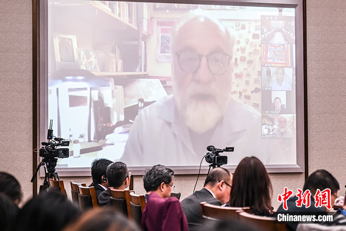 5月16日，由中國社會(hui) 科學院西藏智庫、中國社會(hui) 科學院民族學與(yu) 人類學研究所主辦的第五屆西藏智庫國際論壇在北京舉(ju) 行。美國紐約州立大學教授譚·戈倫(lun) 夫在主旨演講中表示，自20世紀80年代以來，西方學者對西藏研究的範圍逐漸擴大，但西藏的語言和宗教仍然是最吸引西方學者的研究領域。 <a target='_blank' href='https://www.chinanews.com/'><p  align=
