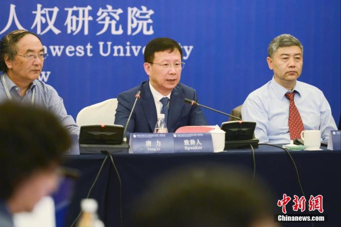 圖為(wei) 西南政法大學副校長、教授唐力(右二)發言。 <a target='_blank' href='https://www.chinanews.com/'></p><p  align=