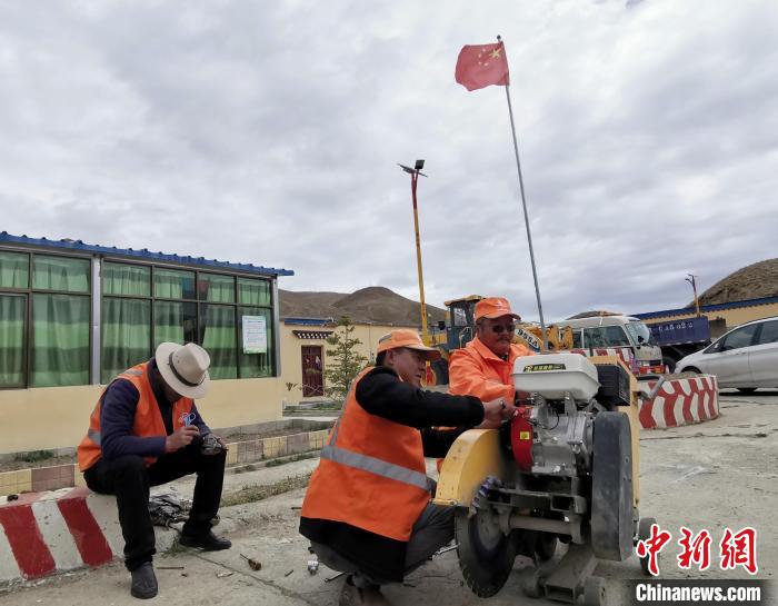 西藏養(yang) 路工人：與(yu) 自然抗爭(zheng) 用愛澆築“生命線”