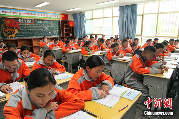 圖為(wei) 6月1日，拉薩那曲第二高級中學的學生正在上課。 <a target='_blank' href='https://www.chinanews.com/'><p  align=