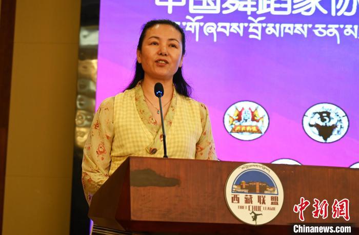 圖為(wei) 西藏自治區舞蹈家協會(hui) 主席達娃拉姆致辭。　趙朗 攝