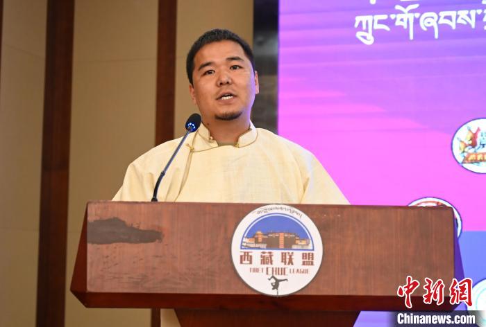 圖為(wei) 西藏街舞聯盟常務副主任朗卡旺青致辭。　趙朗 攝