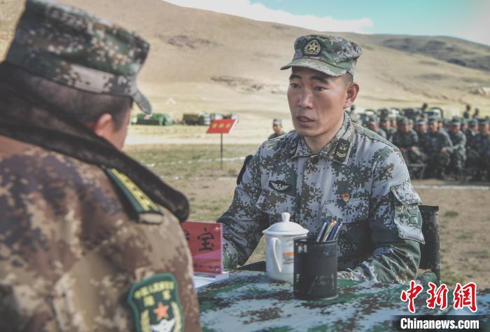 西藏高海拔野外駐訓地舉(ju) 行暖心“士兵接待日”