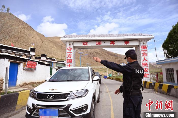 圖為(wei) 移民管理警察示意司機停車接受檢查。　趙朗 攝
