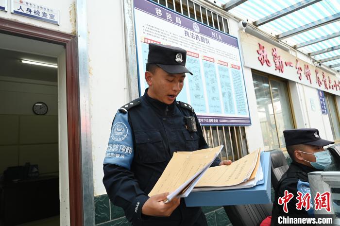圖為(wei) 洛桑朗嘎向記者展示卷宗。　趙朗 攝