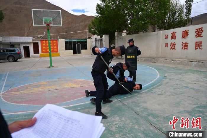 圖為(wei) 移民管理警察進行警務技能考核。　趙朗 攝