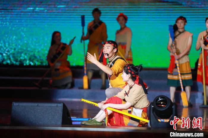 圖為(wei) 西藏出入境邊防檢查總站表演的原創歌舞劇《共築家園》 胡俊浩 攝
