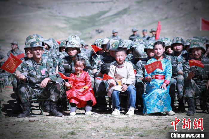 圖為(wei) 駐地小朋友參加此次活動。　 普布紮西 攝