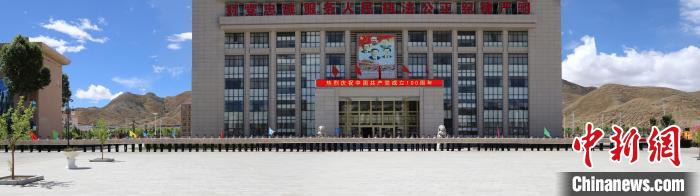 雪域戍邊民警書(shu) 百米《共產(chan) 黨(dang) 宣言》獻禮建黨(dang) 百年華誕