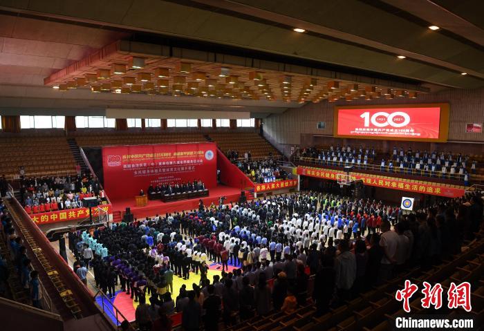 圖為(wei) 西藏自治區區(中)直單位第六屆全民健身運動會(hui) 、全民健身體(ti) 驗月暨體(ti) 育文化展活動現場 貢嘎來鬆 攝