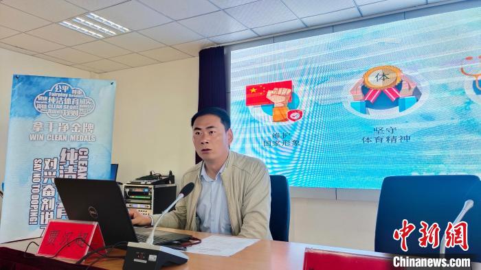 西藏自治區體(ti) 育科學研究所助理研究員、國家級純潔體(ti) 育教育講師賈漢超講座。　貢桑拉姆 攝
