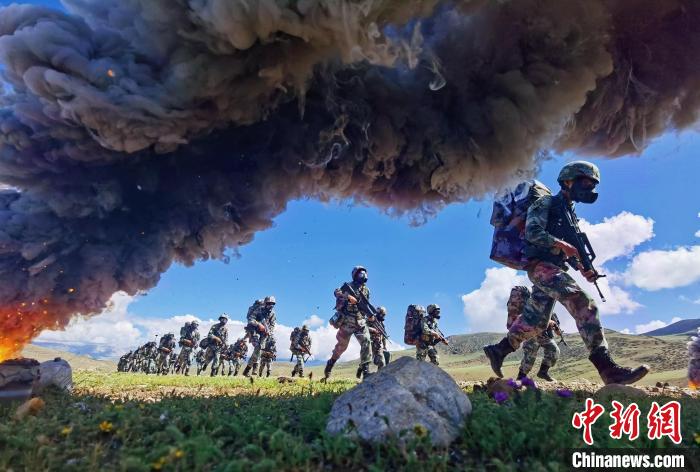 西藏軍(jun) 區某合成旅在海拔4500多米野營拉練
