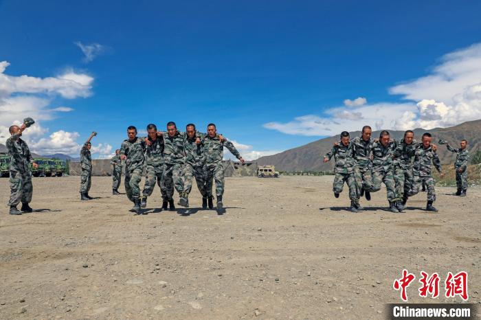 “雛鷹”展翅西藏軍(jun) 區某工化旅新兵進行野外軍(jun) 事訓練