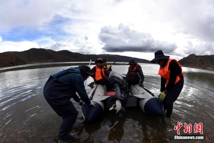 圖為(wei) 科考隊員準備乘快艇前往浪錯湖中心開展科考作業(ye) 。 <a target='_blank' href='https://www.chinanews.com/'><p  align=