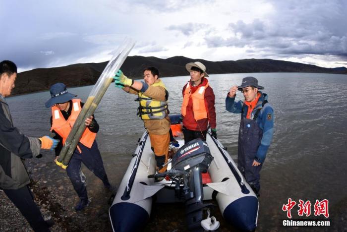 圖為(wei) 科考隊員順利完成浪錯采樣滿載而歸。 <a target='_blank' href='https://www.chinanews.com/'><p  align=