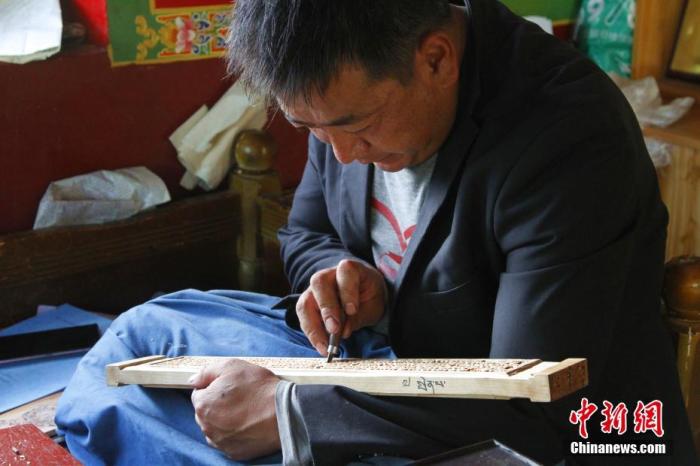圖為(wei) 7月14日，普鬆雕刻技藝傳(chuan) 承人嘎瑪曲紮正在家中進行創作。 <a target='_blank' href='https://www.chinanews.com/'><p  align=