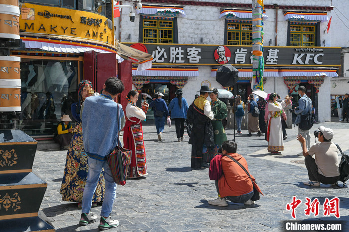 7月25日，遊客在拉薩八廓街上拍照留念。 <a target='_blank' href='https://www.chinanews.com/'><p  align=