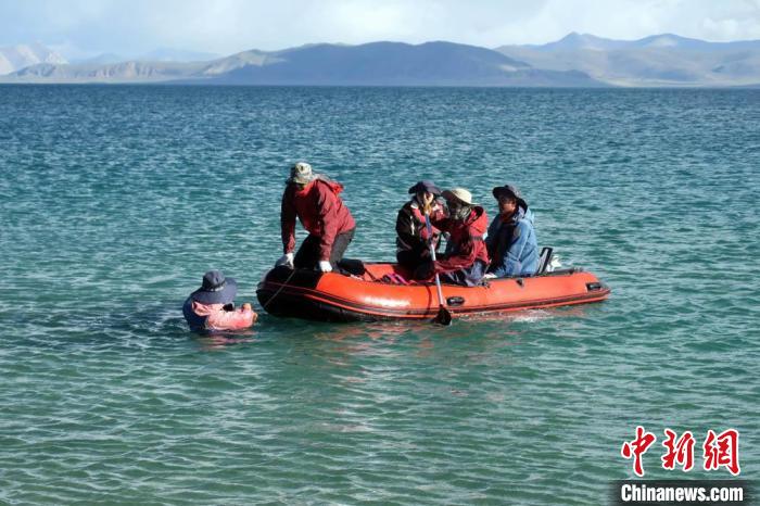 科考隊員乘充氣快艇考察紮日南木錯歸來。　<a target='_blank' href='https://www.chinanews.com/'><p  align=