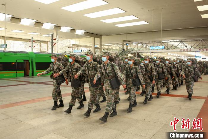 西藏軍(jun) 區新兵乘複興(xing) 號赴戰位