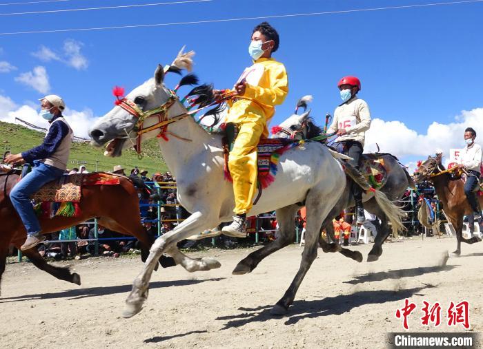 圖為(wei) 打隆物交會(hui) 期間舉(ju) 辦的賽馬活動。　冉文娟 攝