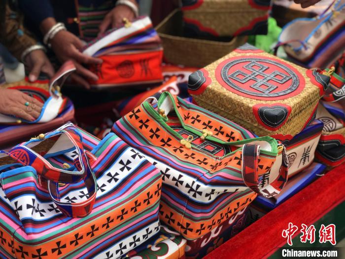 圖為(wei) 打隆物交會(hui) 上售賣的民族手工藝品。　冉文娟 攝
