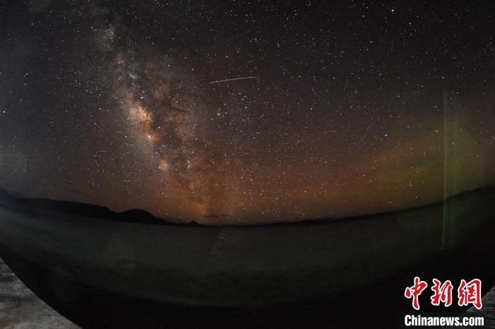 錯鄂湖星空璀璨，一顆流星劃過。　<a target='_blank' href='https://www.chinanews.com/'></p><p  align=