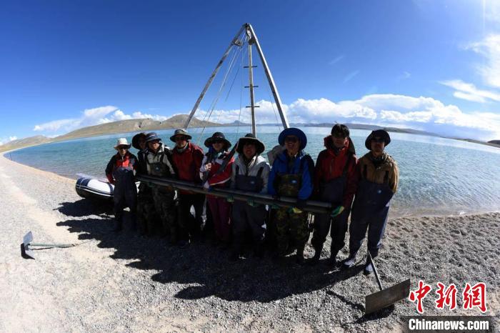 科考隊員展示錯鄂湖科考采集樣品。　<a target='_blank' href='https://www.chinanews.com/'></p><p  align=