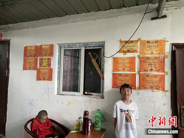 周勁名的大女兒(er) 和她獲得的獎狀。彭寧鈴 攝