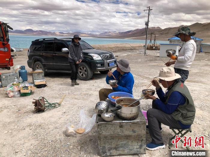 在“世界屋脊”上作業(ye) ，中國科考隊員衣、食、住、行有何特色？