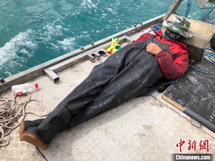 科考隊員在高原湖泊的鑽探平台上累了臨(lin) 時就地休息。　<a target='_blank' href='https://www.chinanews.com/'><p  align=