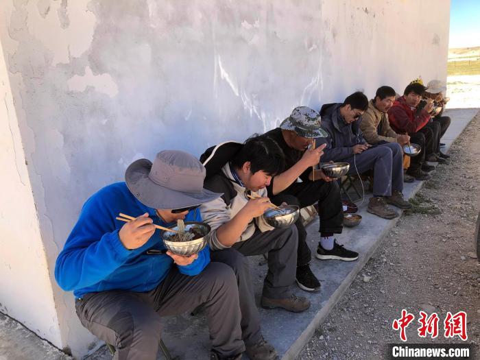 科考隊員在高原湖泊岸邊進餐。　<a target='_blank' href='https://www.chinanews.com/'><p  align=