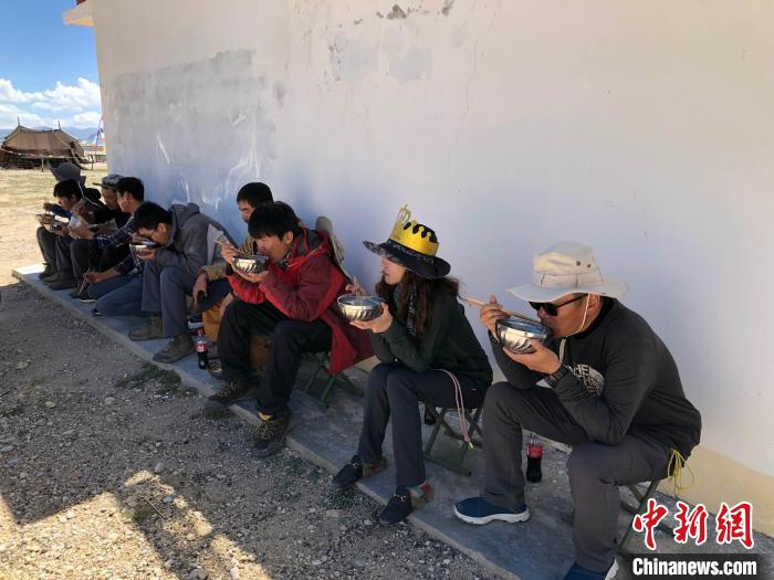 科考隊員在高原湖泊岸邊進餐。　<a target='_blank' href='https://www.chinanews.com/'><p  align=