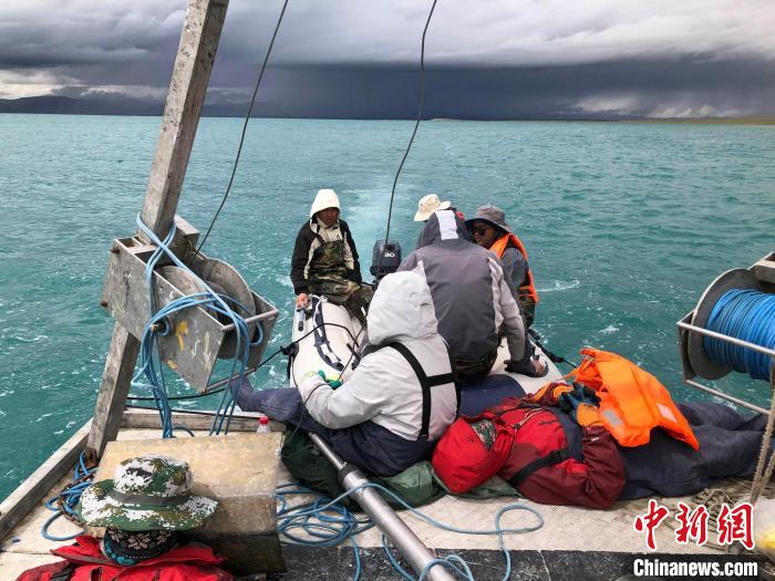 科考隊員在高原湖泊的鑽探平台上累了臨(lin) 時就地休息。　<a target='_blank' href='https://www.chinanews.com/'><p  align=