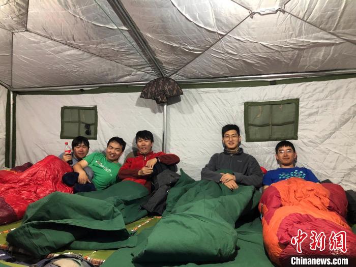 科考隊員紮營時在帳篷裏準備休息。　<a target='_blank' href='https://www.chinanews.com/'><p  align=