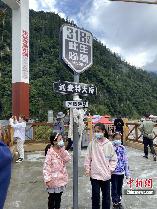 遊人在通麥特大橋拍照打卡。彭寧鈴 攝