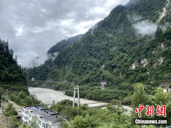 險山急流中的兩(liang) 座橋。彭寧鈴 攝