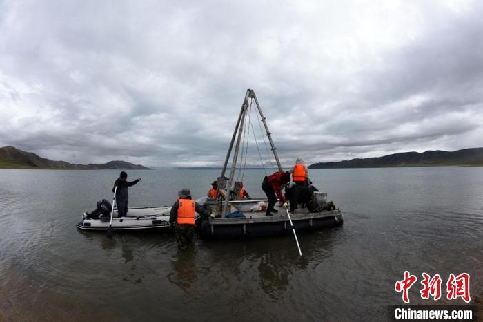 科考隊員向巴木錯湖心進發。　<a target='_blank' href='https://www.chinanews.com/'><p  align=
