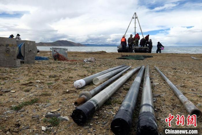 科考隊員從(cong) 巴木錯采集的科研樣品。　<a target='_blank' href='https://www.chinanews.com/'><p  align=