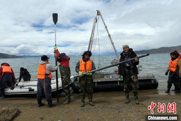 科考隊員從(cong) 巴木錯采樣歸來。　<a target='_blank' href='https://www.chinanews.com/'><p  align=