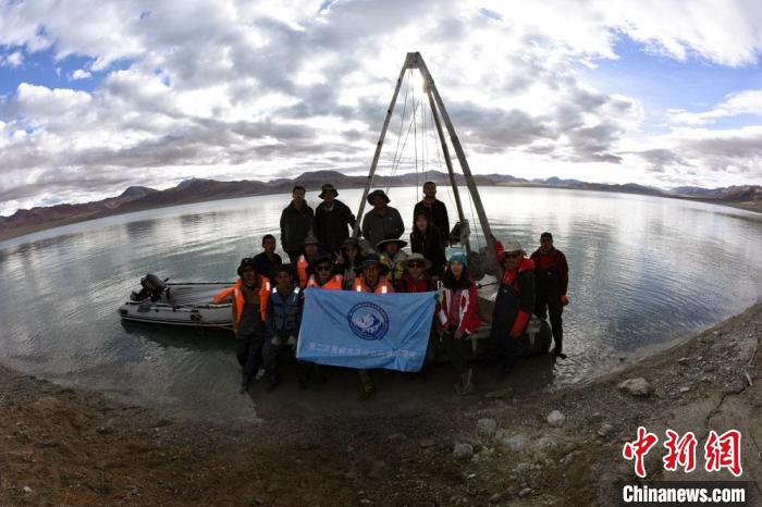 科考隊員在結則茶卡湖岸邊合影。　<a target='_blank' href='https://www.chinanews.com/'></p><p  align=