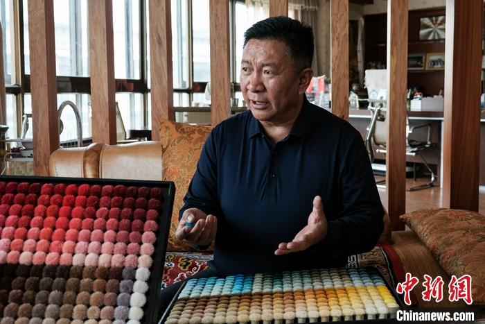 圖為(wei) 8月4日，次旦展示自己的藏毯標準“色卡”。 <a target='_blank' href='https://www.chinanews.com/'><p  align=