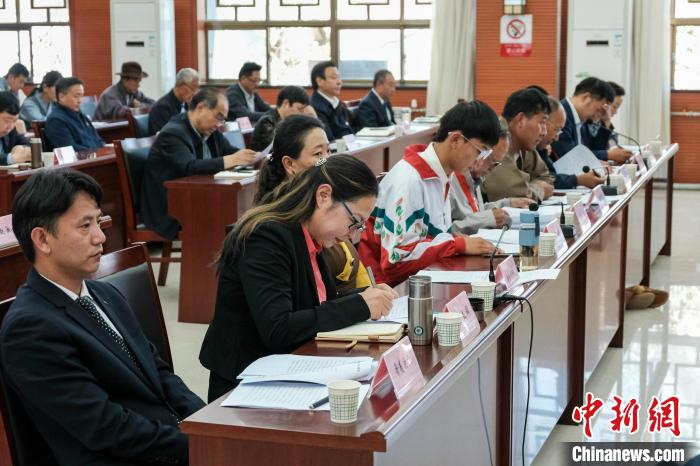 圖為(wei) 8月10日座談會(hui) 現場，左一為(wei) 歸國定居藏胞晉美次旦。　江飛波 攝